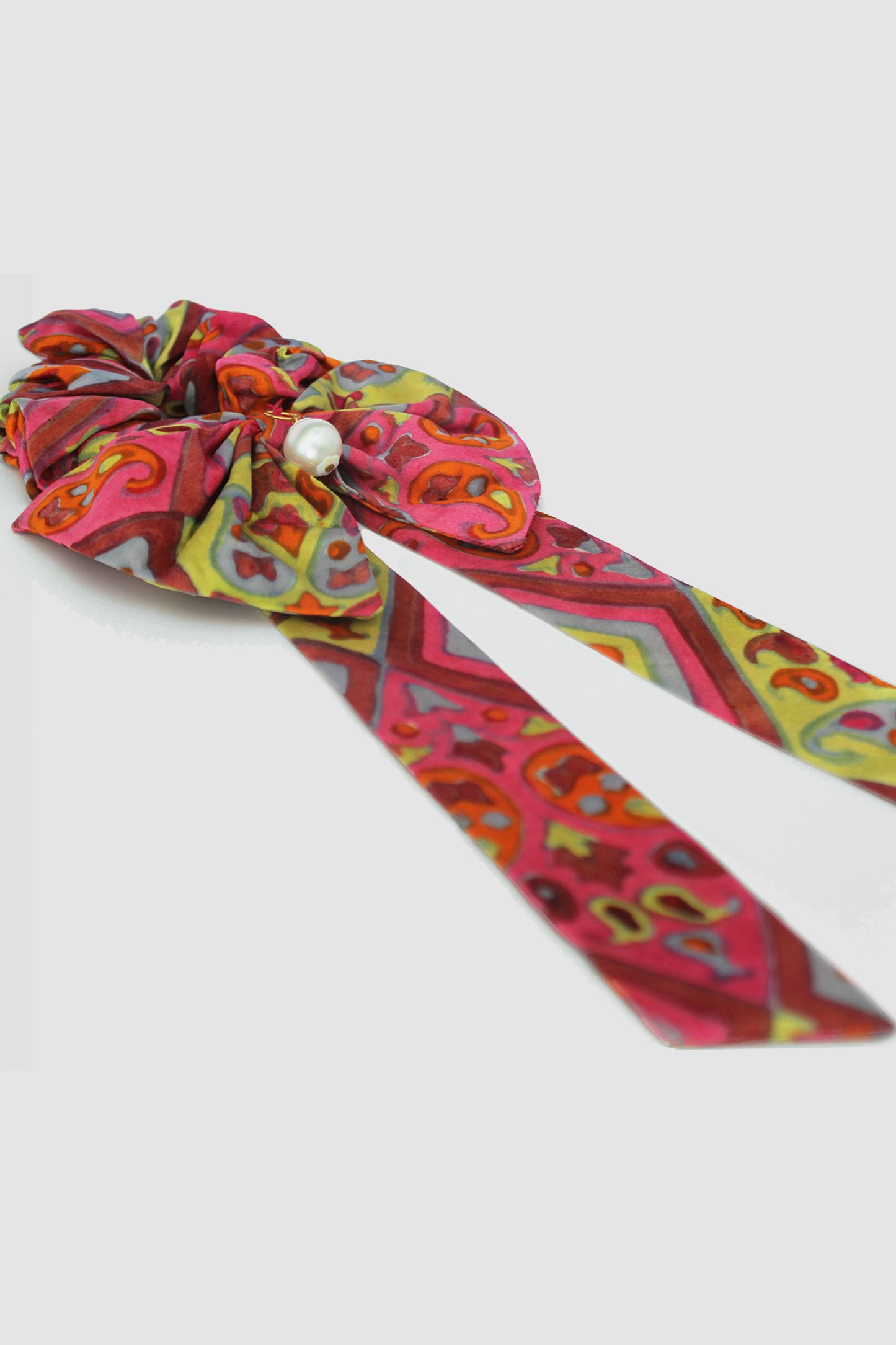 HASHMI GEOMETRIC BOW SCRUNCHIE IN SILK CHARMEUSE