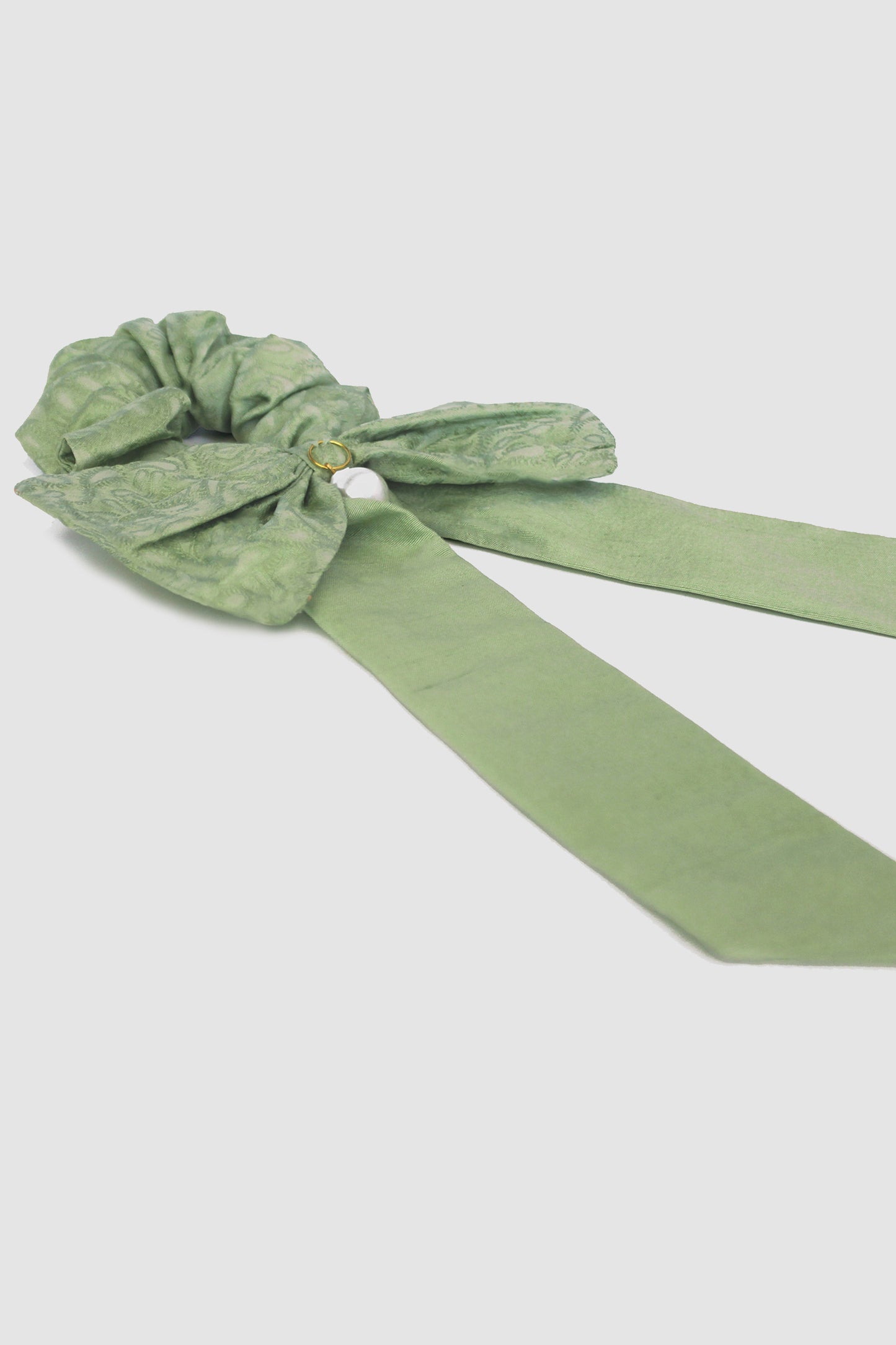 SARAH BOW SCRUNCHIE IN SILK SELF JAMAWAR