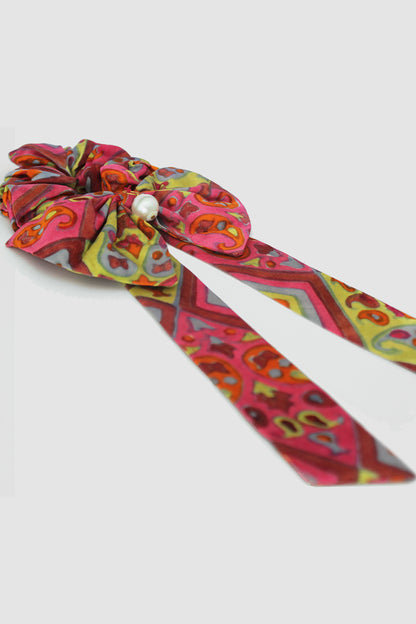 HASHMI GEOMETRIC BOW SCRUNCHIE IN SILK CHARMEUSE