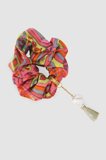 HASHMI GEOMETRIC SCRUNCHIE IN SILK CHARMEUSE