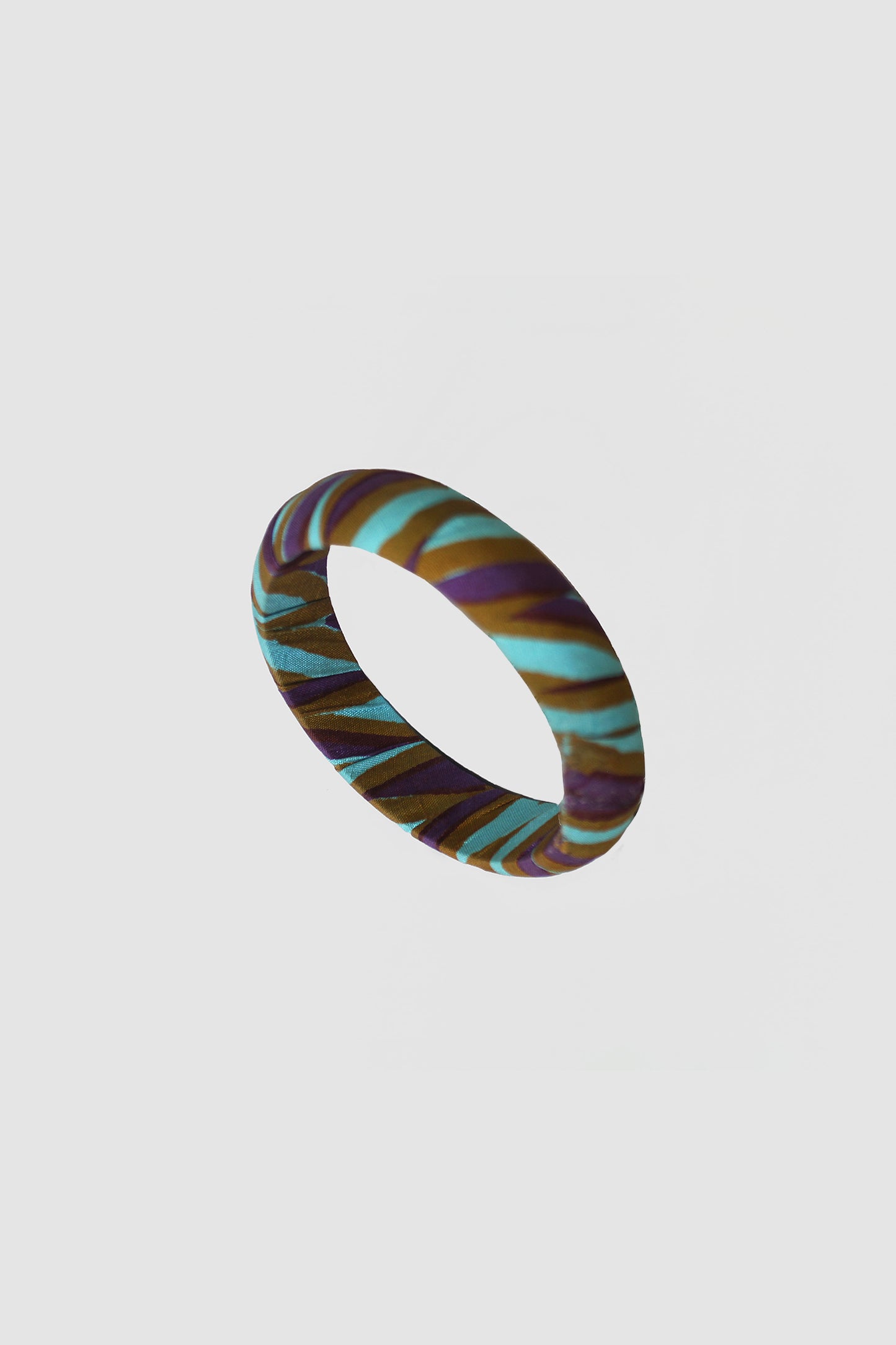JAMSHEDA CHEVRON BANGLE 22MM IN RAW SILK