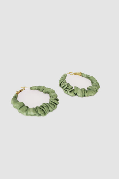 SARAH FABRIC HOOP EARRINGS SMALL IN SILK SELF JAMAWAR