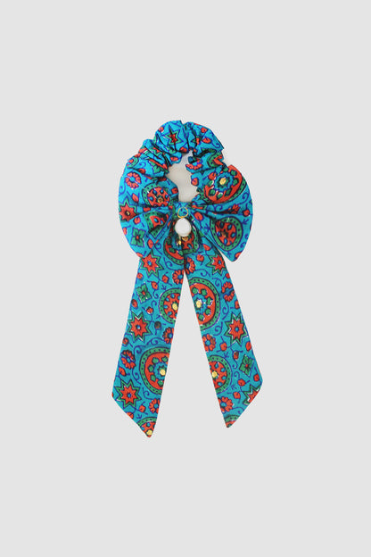 ZEENAT AJRAK BOW SCRUNCHIE IN RAW SILK