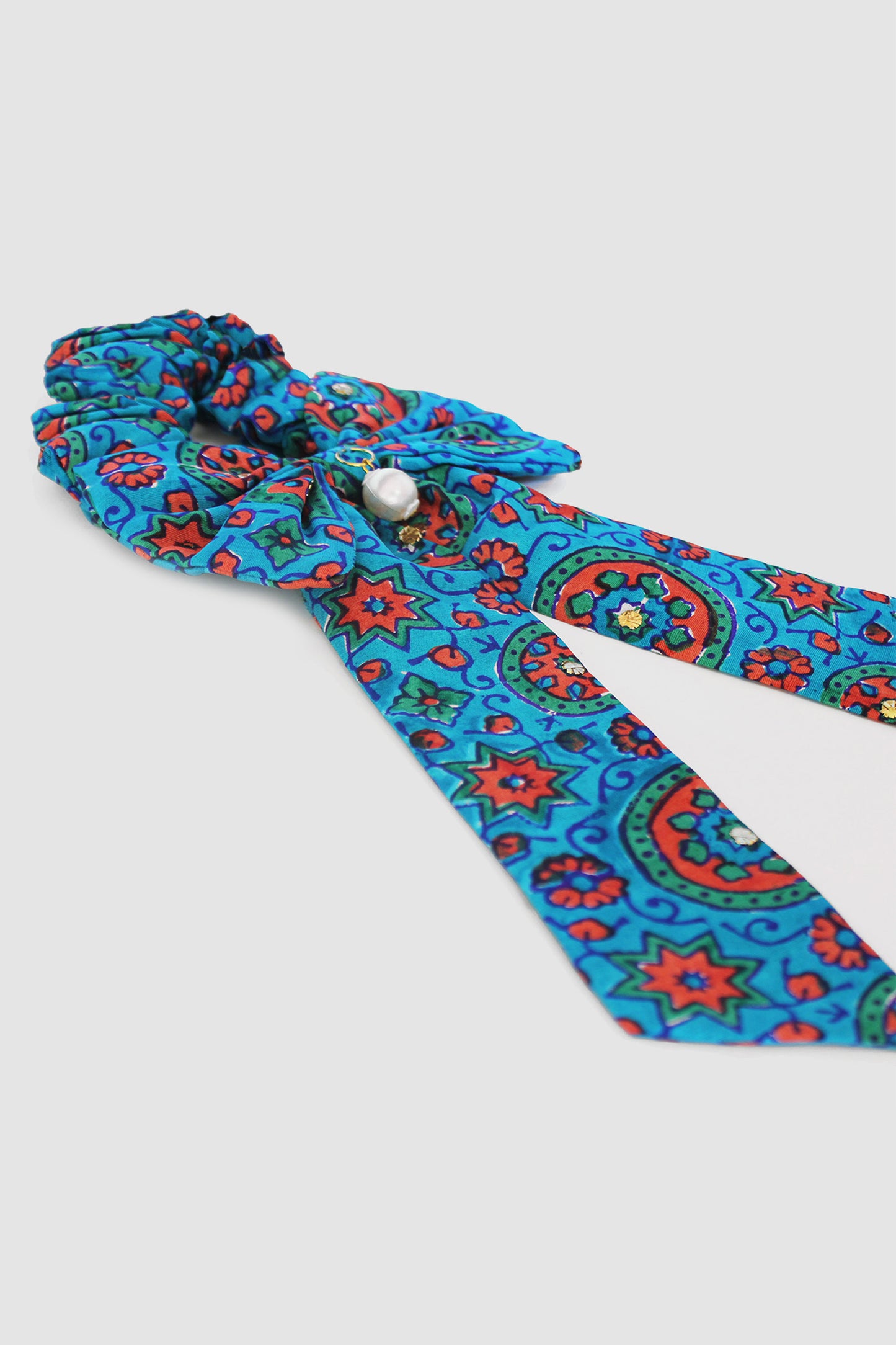 ZEENAT AJRAK BOW SCRUNCHIE IN RAW SILK