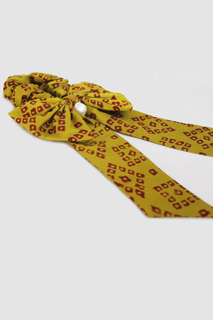 ZEENAT CHUNDRI BOW SCRUNCHIE IN RAW SILK