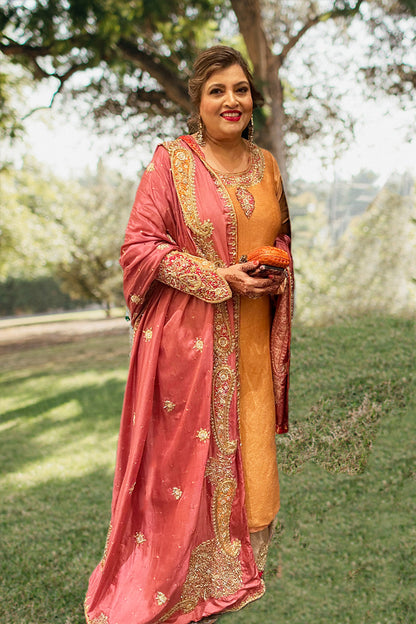 SEEMA SHIRT IN SILK TISSUE, IZAAR TROUSERS AND DUPATTA IN SILK